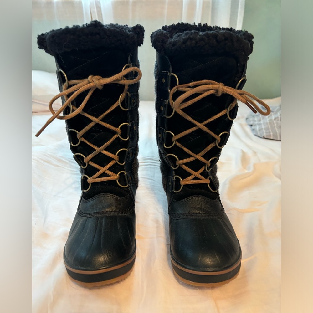 Sorel tofino ll winter boot in black gum. Size 7.5. Look brand new.